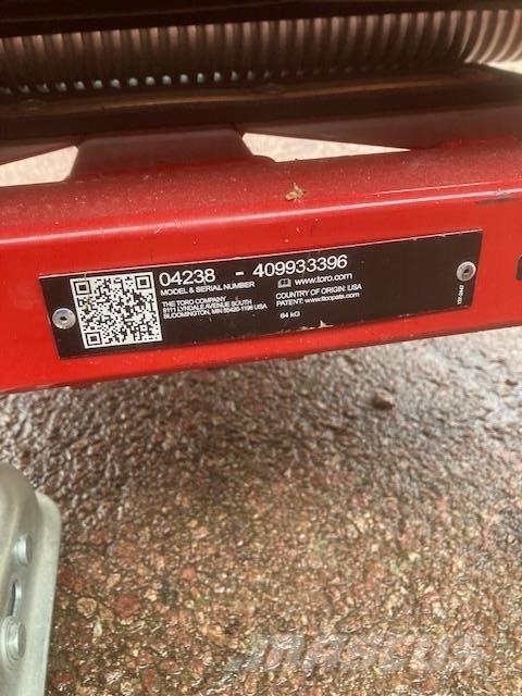 Toro 1021 Kosiarki mechaniczne z operatorem za maszyną