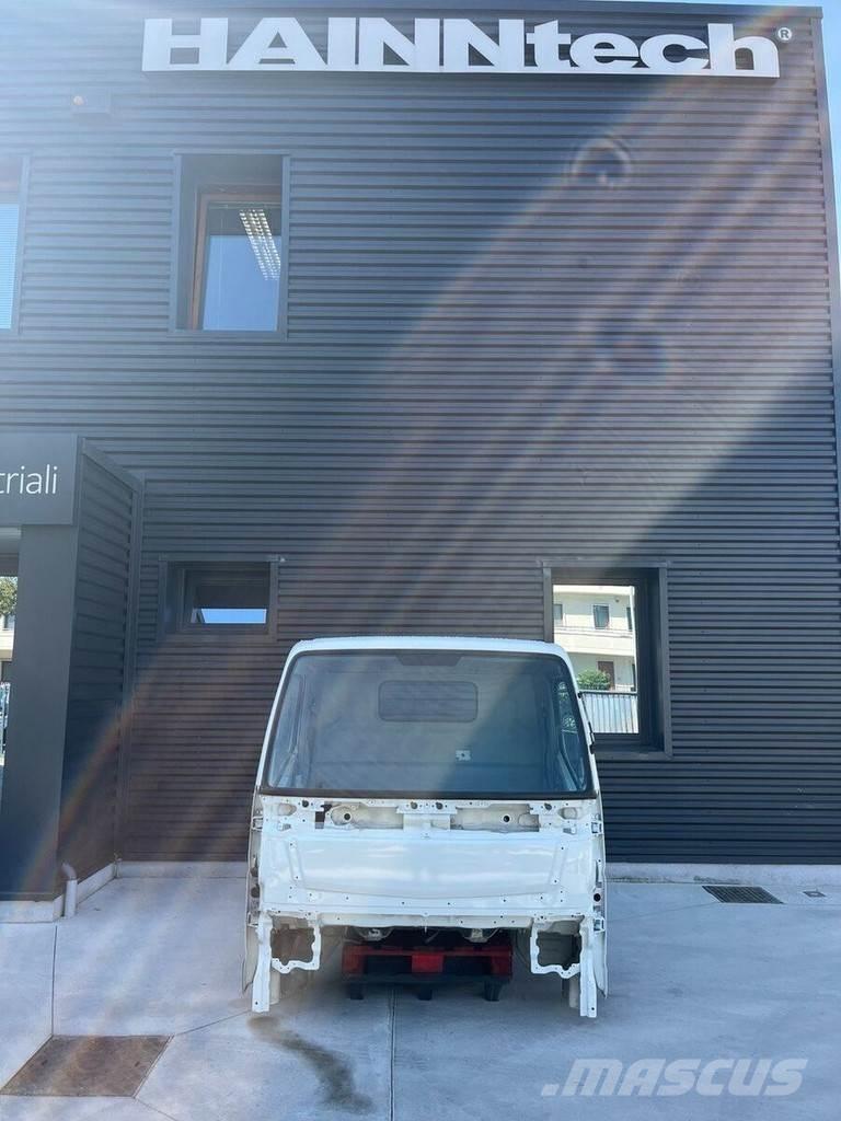 Mitsubishi S MODEL Kabiny i wnętrze