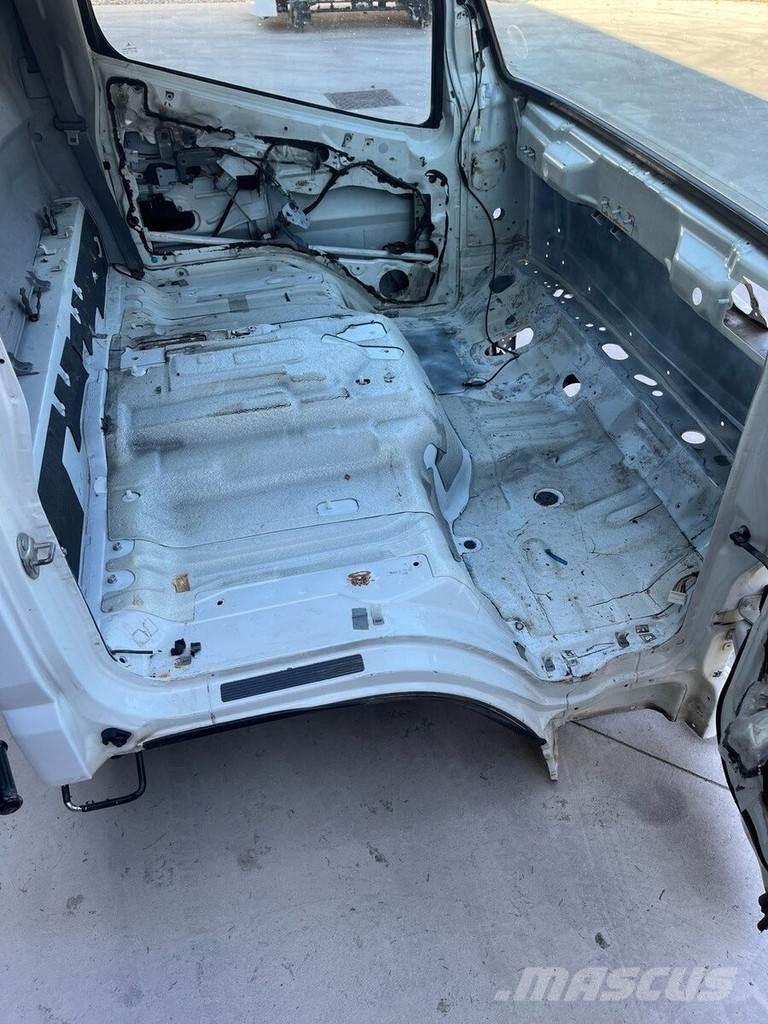 Mitsubishi S MODEL Kabiny i wnętrze