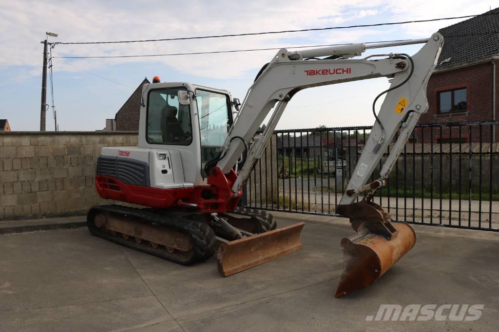 Takeuchi TB 250 Minikoparki