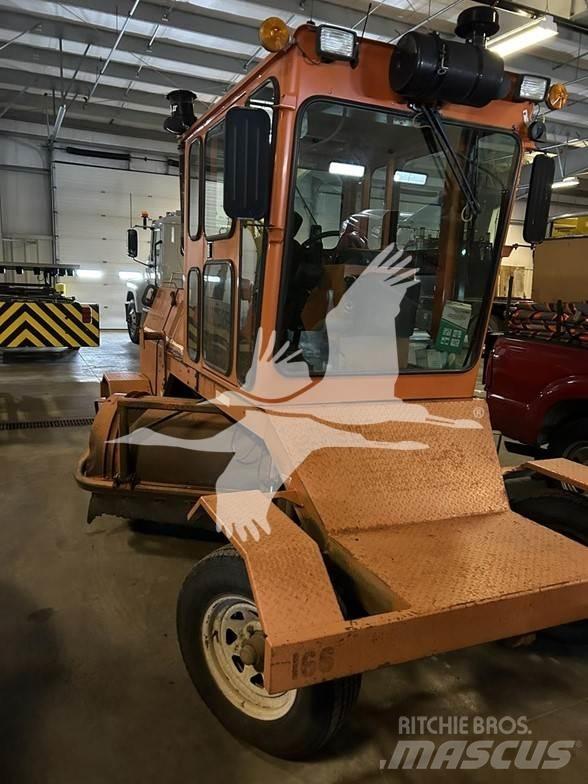 Broce KR350 Zamiatarki - Zgarniarki - Odśnieżarki