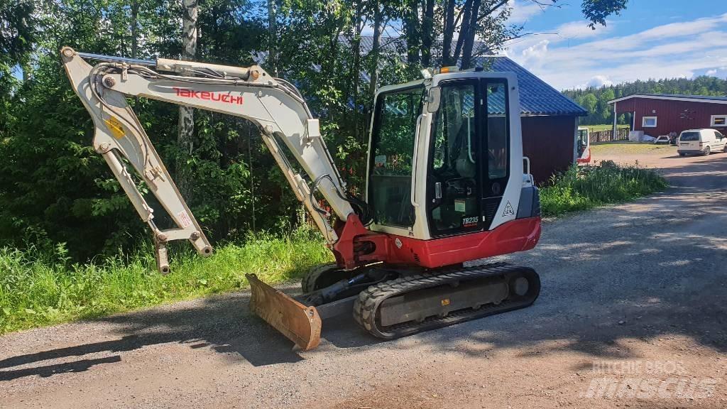 Takeuchi TB235 Minikoparki