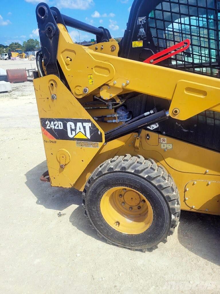 CAT 242 D Ładowarki burtowe