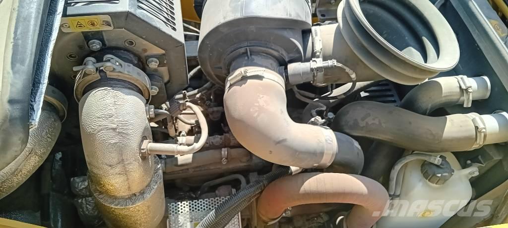 Komatsu WB 93 S-8 Koparko-ładowarki