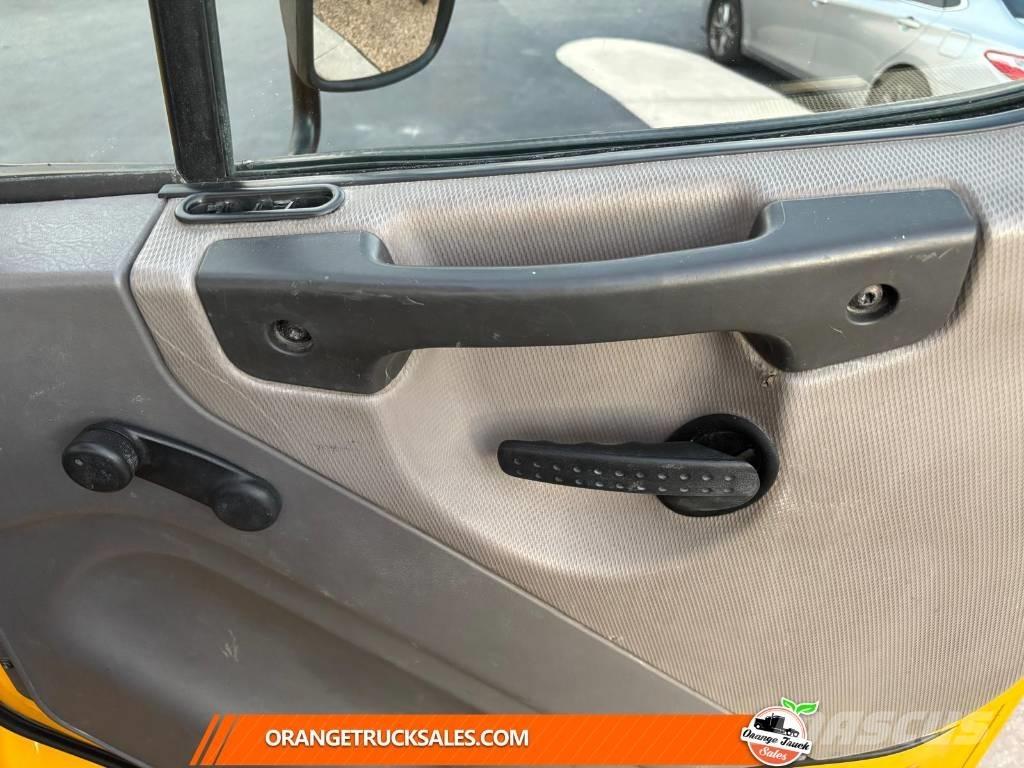 Freightliner M2 Ciężarówki typu Platforma / Skrzynia