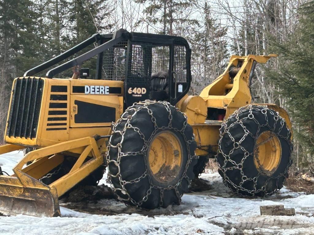 John Deere 640 D Skidery