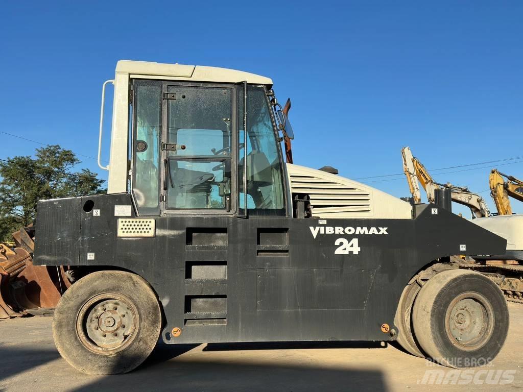 Vibromax W2400 Walce ogumione