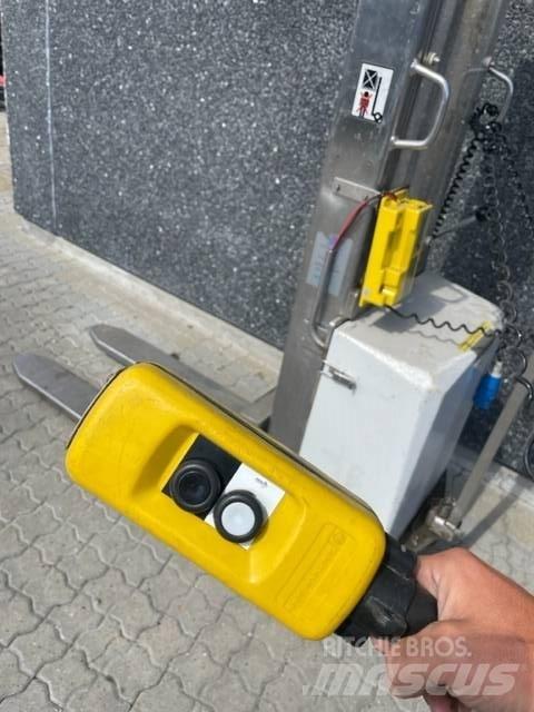 NH SB1000 Wózki widłowe unoszące z dyszlem