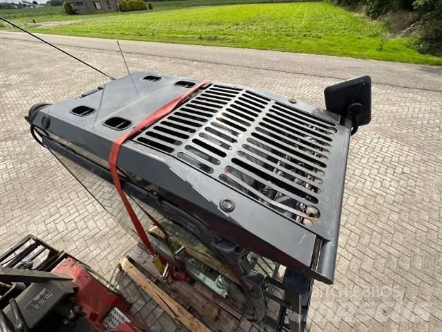 Hitachi ZX-LC-5B Kabiny i wnętrze