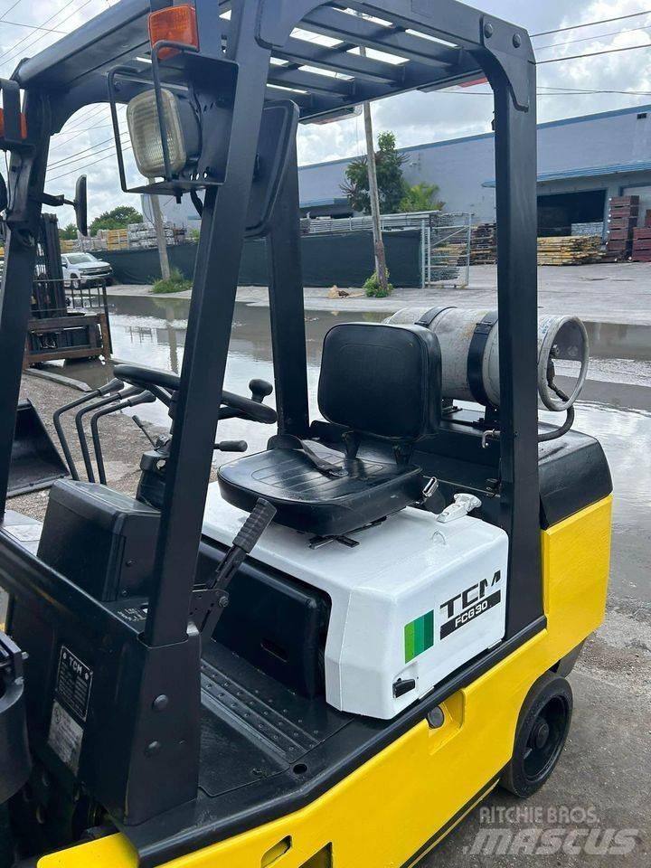 TCM FCG30T7T Wozy do składowania i transportu kontenerów