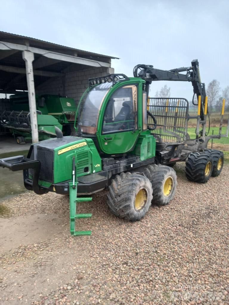 John Deere 810E Forwardery