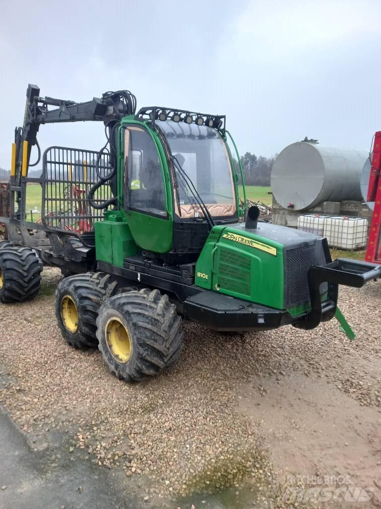 John Deere 810E Forwardery