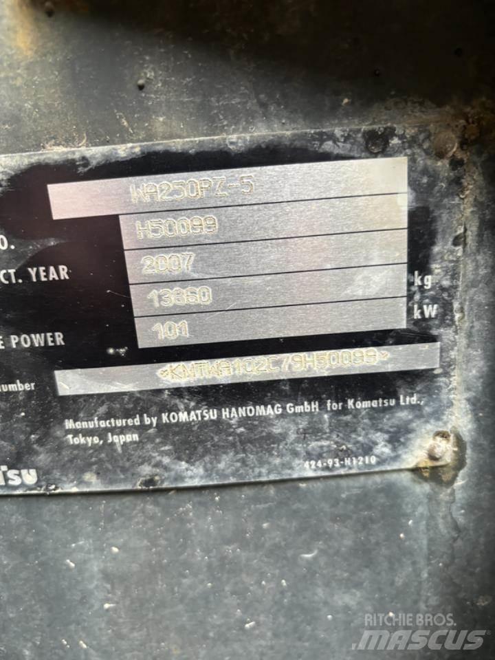 Komatsu WA250PZ-5 Ładowarki kołowe
