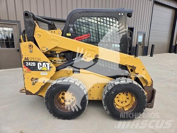 CAT 242D Ładowarki burtowe