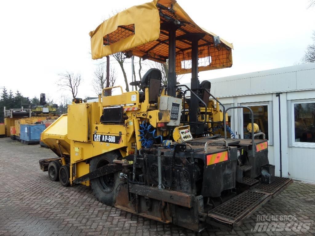 CAT AP 600 Rozściełacze do asfaltu
