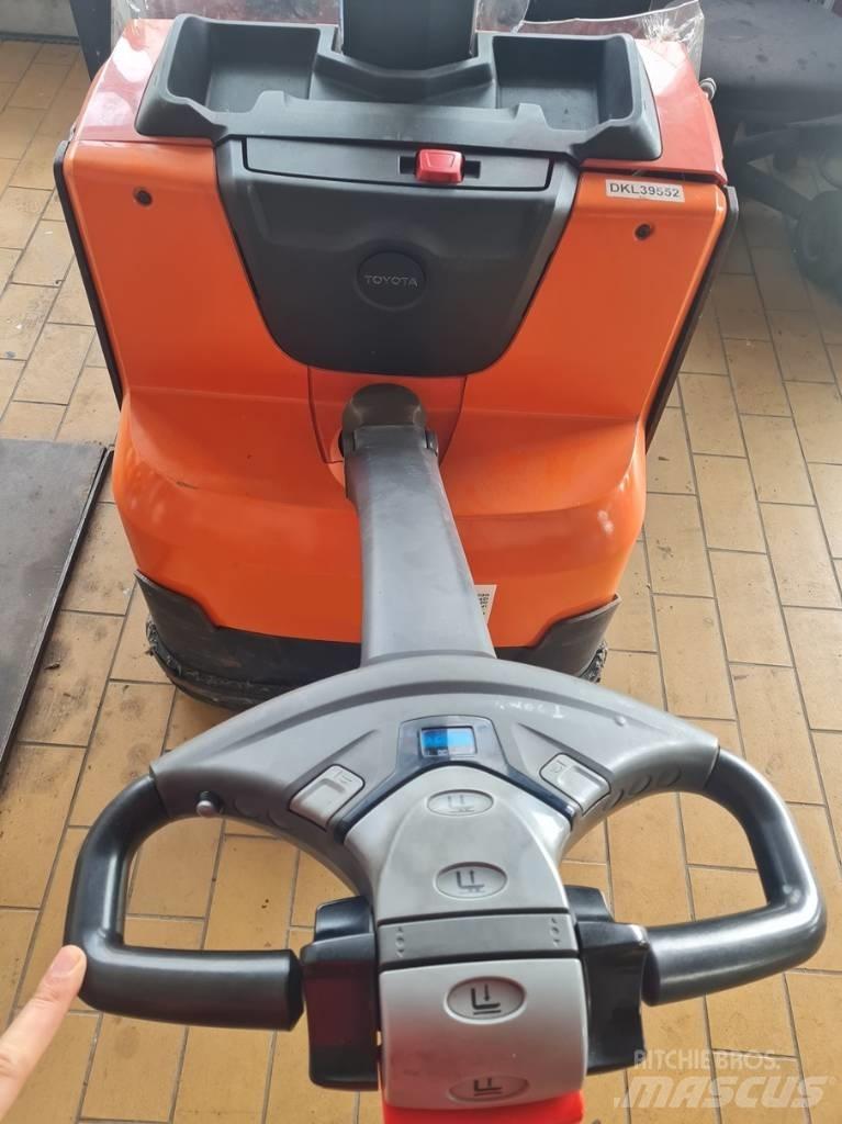 Toyota SWE080L Wózki widłowe unoszące z dyszlem