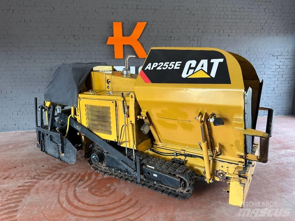 CAT AP 255 E Rozściełacze do asfaltu