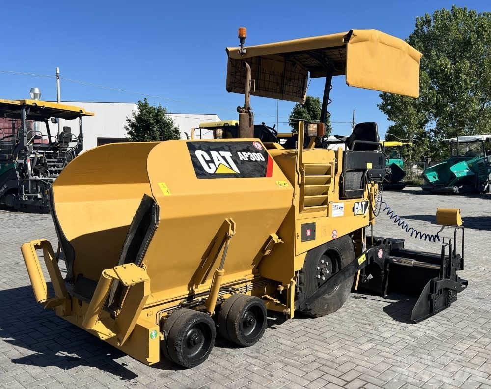 CAT AP 300 Rozściełacze do asfaltu