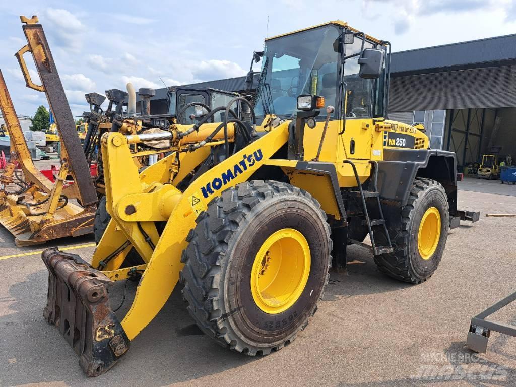 Komatsu WA 250-5H Ładowarki kołowe