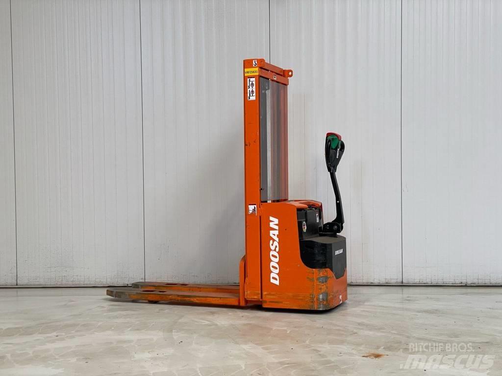 Doosan LEDS12.5C Wózki widłowe unoszące z dyszlem