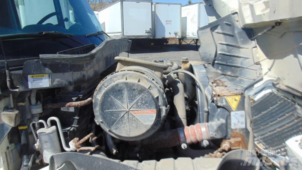 International 4400 Samochody ciężarowe ze skrzynią zamkniętą