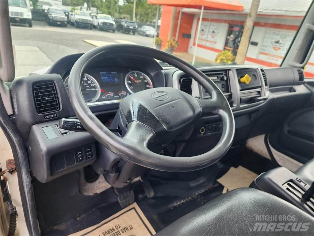 Hino 338 Samochody ciężarowe ze skrzynią zamkniętą