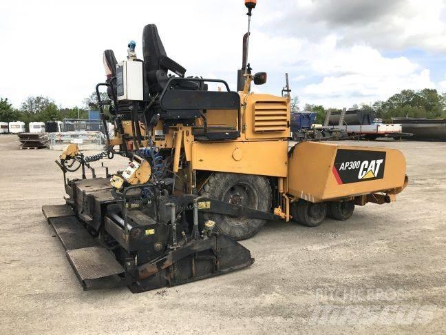 CAT AP 300 Rozściełacze do asfaltu