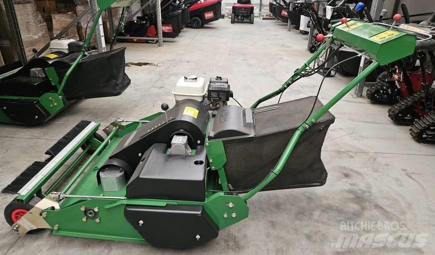 Dennis Pro34R Kosiarki mechaniczne z operatorem za maszyną