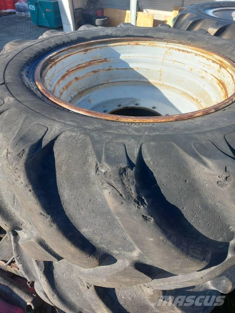 Komatsu 901 Opony, koła i felgi