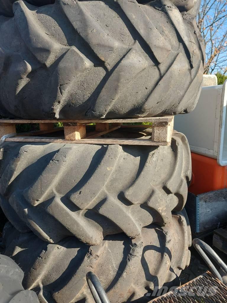 Komatsu 901 Opony, koła i felgi