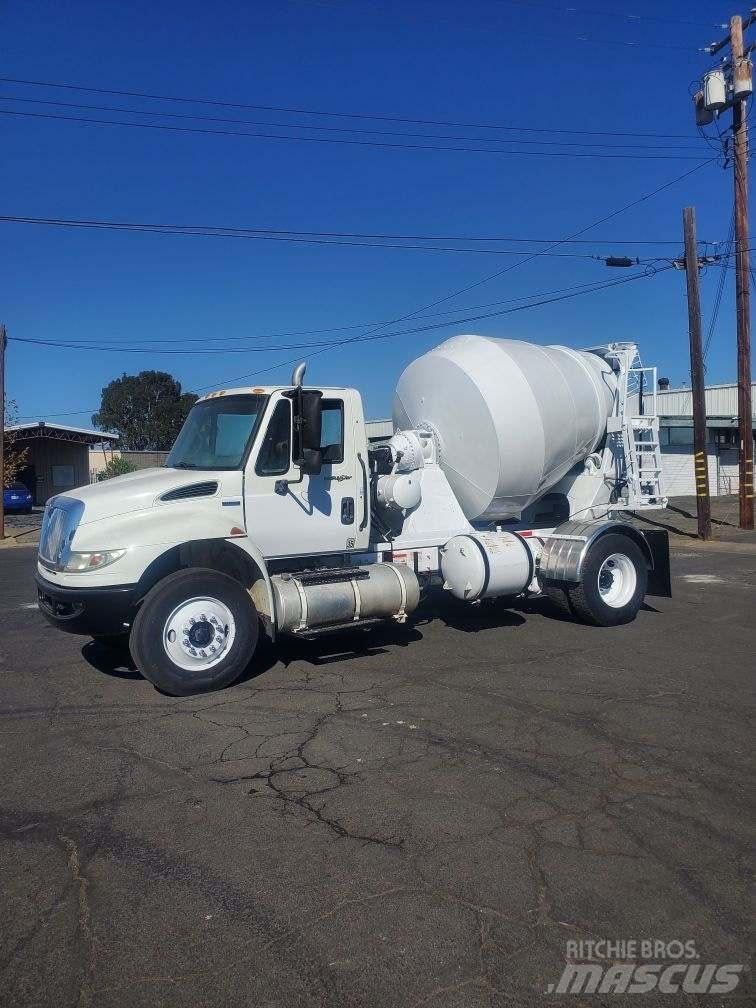 International 4300 Ciężarówki typu Platforma / Skrzynia