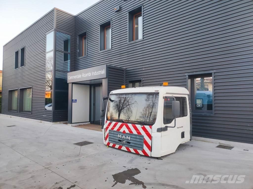 MAN MEDIUM Kabiny i wnętrze