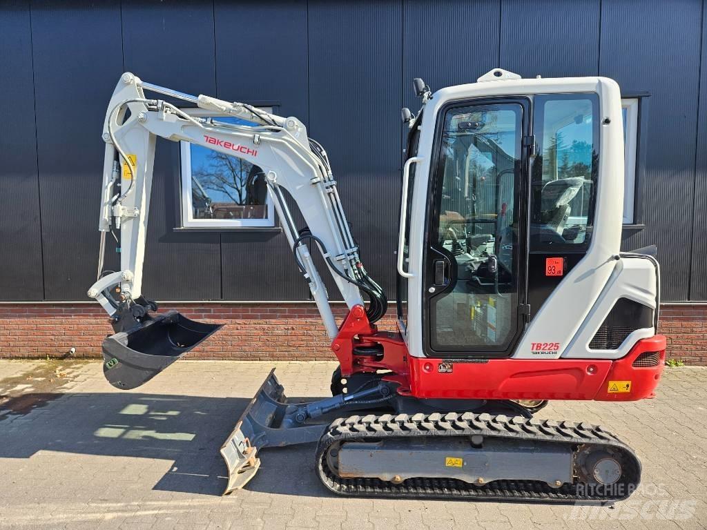 Takeuchi TB 225 Minikoparki
