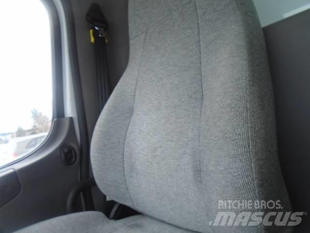 Freightliner M 106 Samochody ciężarowe ze skrzynią zamkniętą