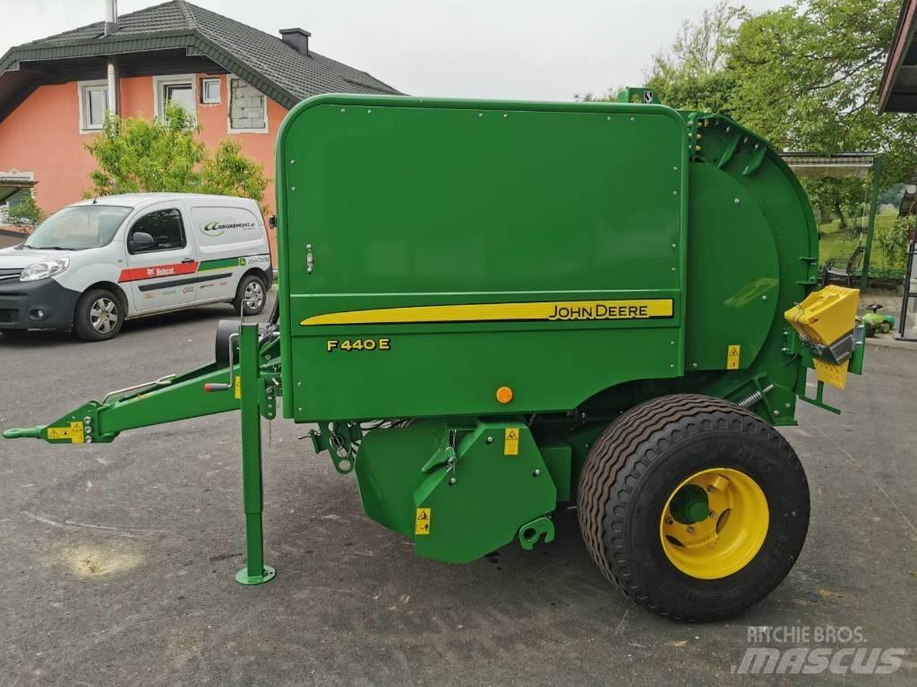 John Deere F440E Prasy zwijające