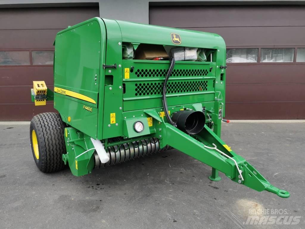 John Deere F440E Prasy zwijające