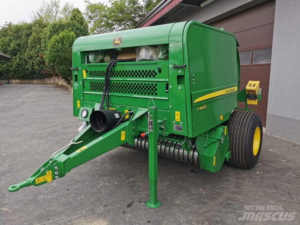 John Deere F440E Prasy zwijające