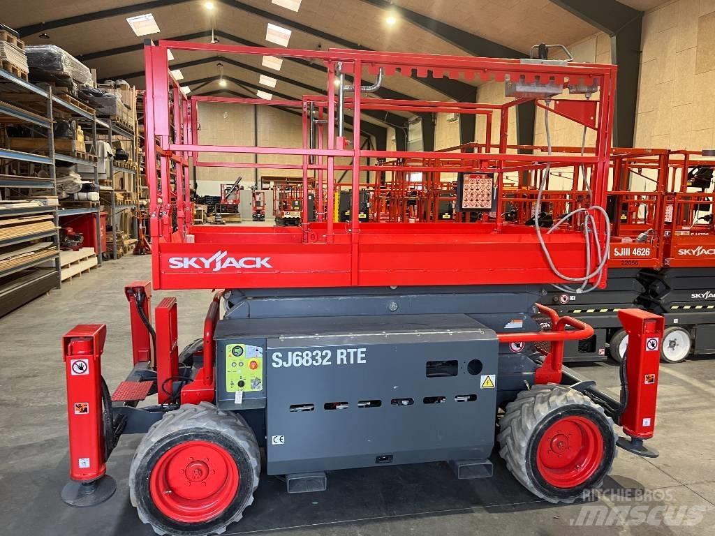 SkyJack SJ 6832 RTE Podnośniki nożycowe