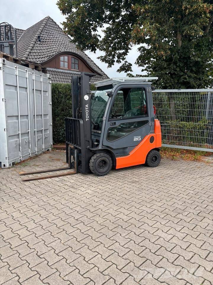 Toyota 8 FGKF 20 Wózki LPG