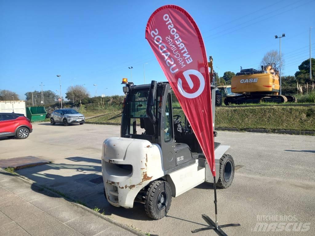 UniCarriers D32 Wózki Diesla