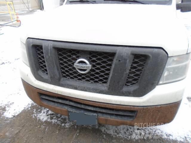 Nissan NV2500HD Samochody ciężarowe ze skrzynią zamkniętą