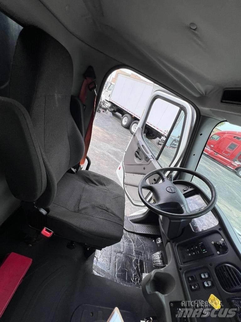Freightliner M 106 Ciężarówki typu Platforma / Skrzynia