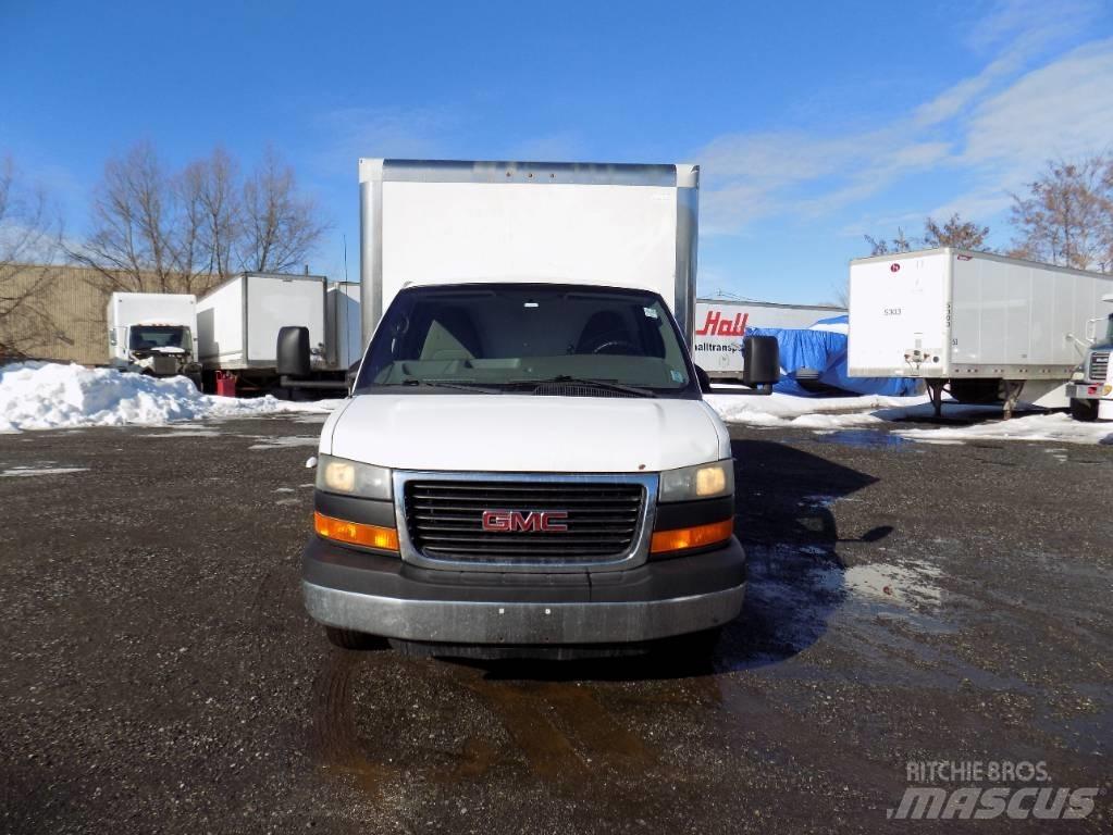 GMC Savana Samochody ciężarowe ze skrzynią zamkniętą