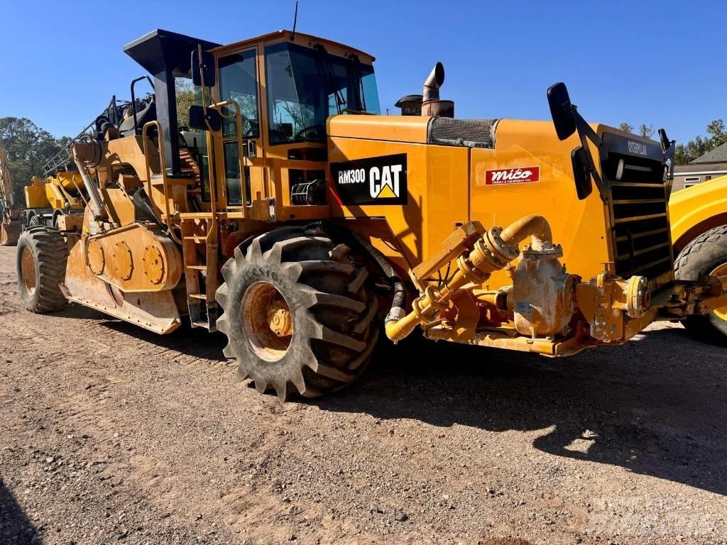 CAT RM 300 Recyklery do asfaltu