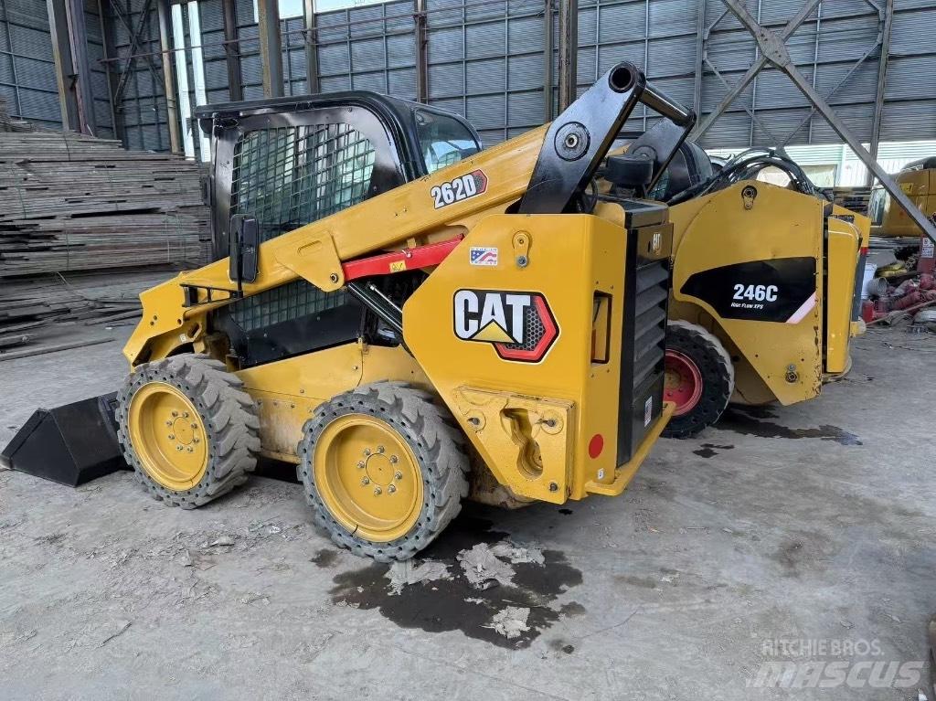 CAT 246C and 262D Ładowarki burtowe