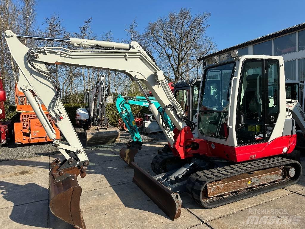 Takeuchi TB250 Minikoparki