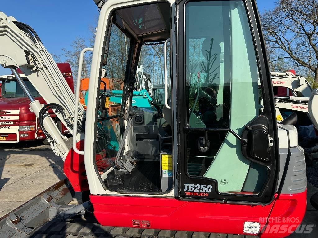 Takeuchi TB250 Minikoparki