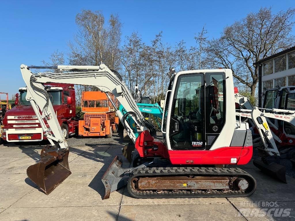 Takeuchi TB250 Minikoparki