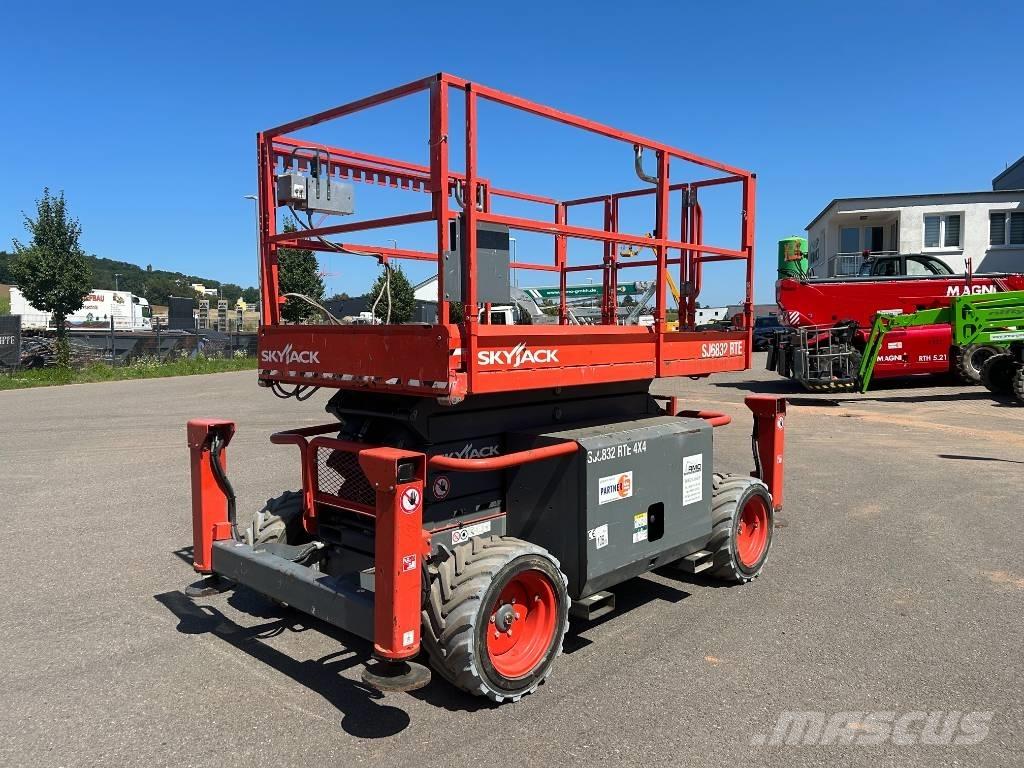 SkyJack SJ 6832 RTE Podnośniki nożycowe