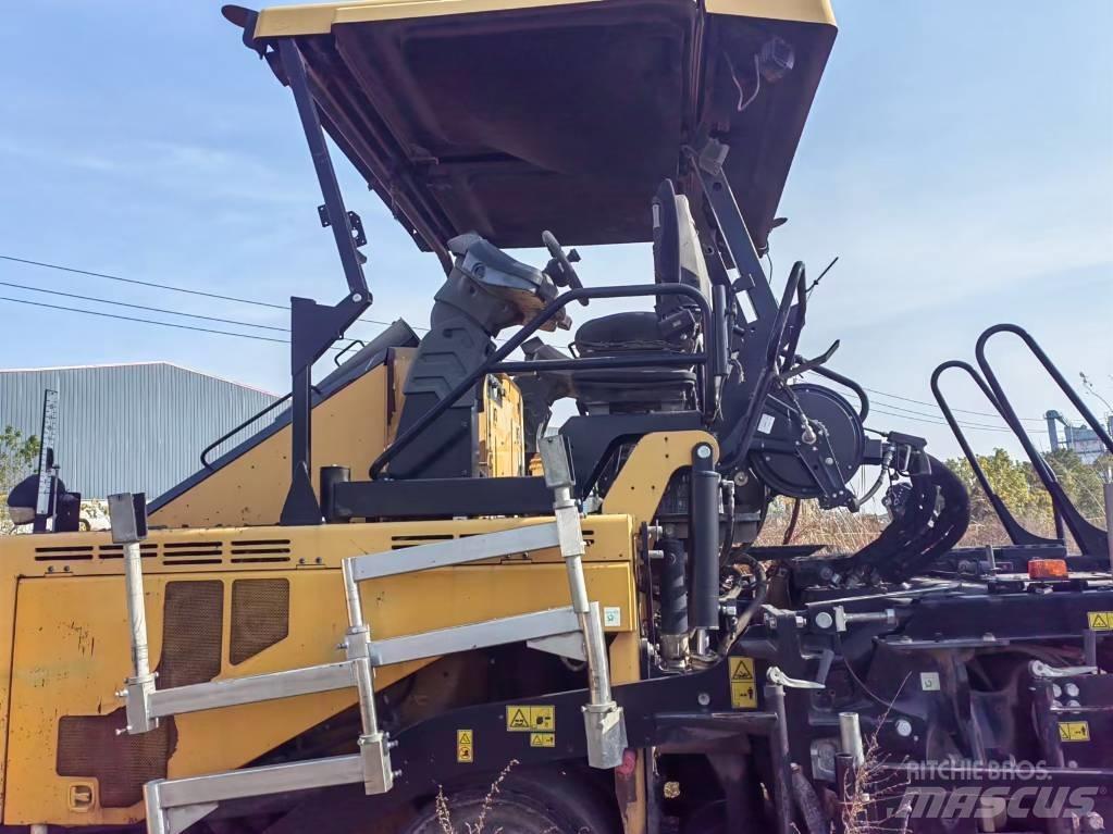 CAT AP655F Rozściełacze do asfaltu